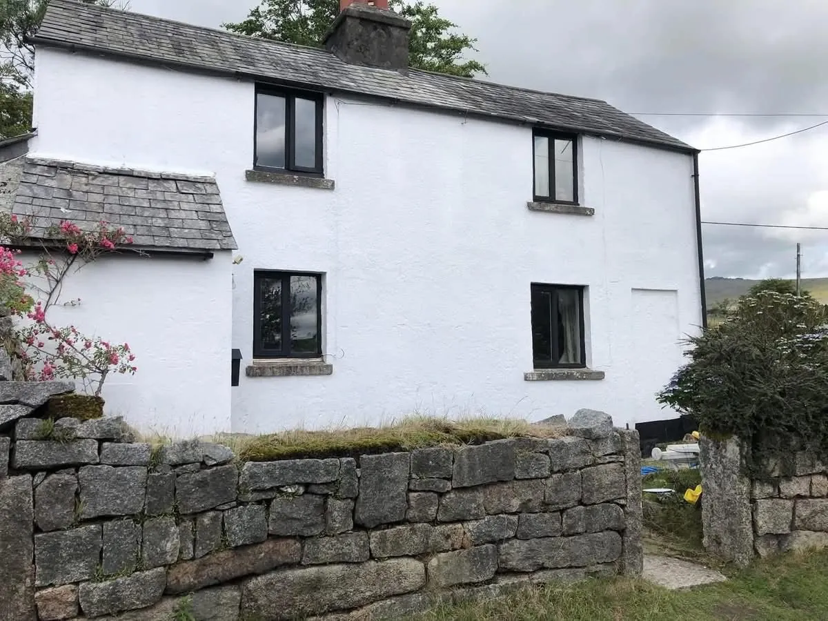 Render repair and exterior repaint of a cottage in Looe